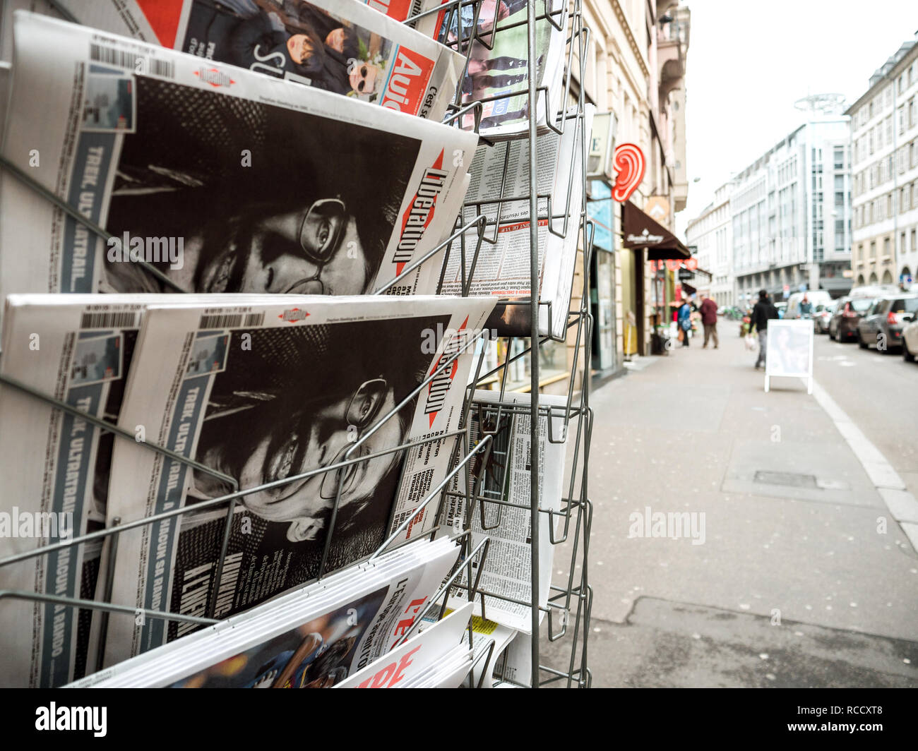 PARIS, FRANCE - MAR 15, 2018 journal Libération Français : avec portrait de l'anglais Stephen Hawking physicien théorique, mort le 14 mars cosmologue 2018 Banque D'Images