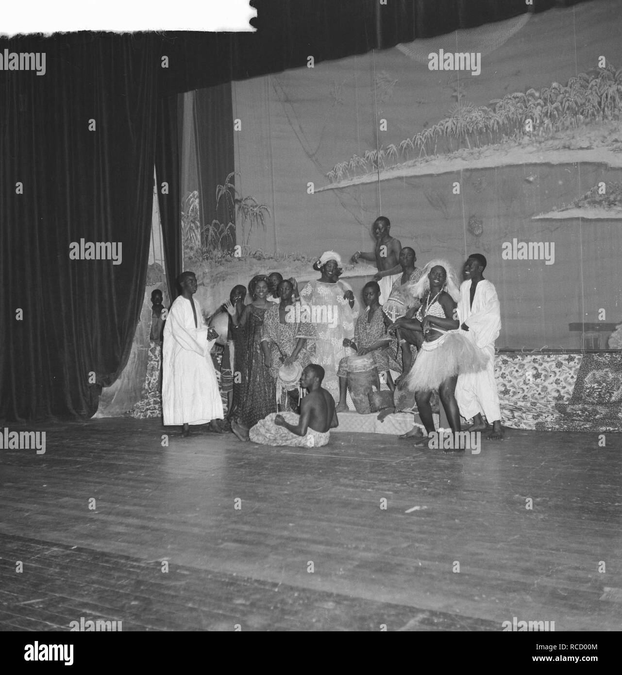 La compagnie de danse africaine du Sénégal . Dans Bestanddeelnr Optreden Kurzaal, 912-7548. Banque D'Images