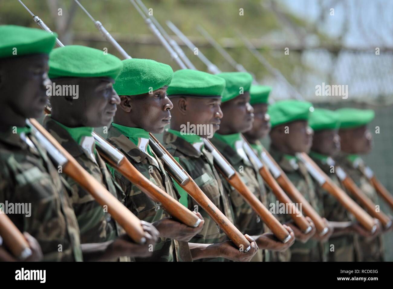 Des soldats de l'Union africaine en attente d'une garde d'honneur comme nouveau commandant de la Force de l'AMISOM, le général Silas Ntigurirwa, aujourd'hui prend le commandement de la Mission de l'Union africaine en Somalie le 16 décembre. (11401878375). Banque D'Images