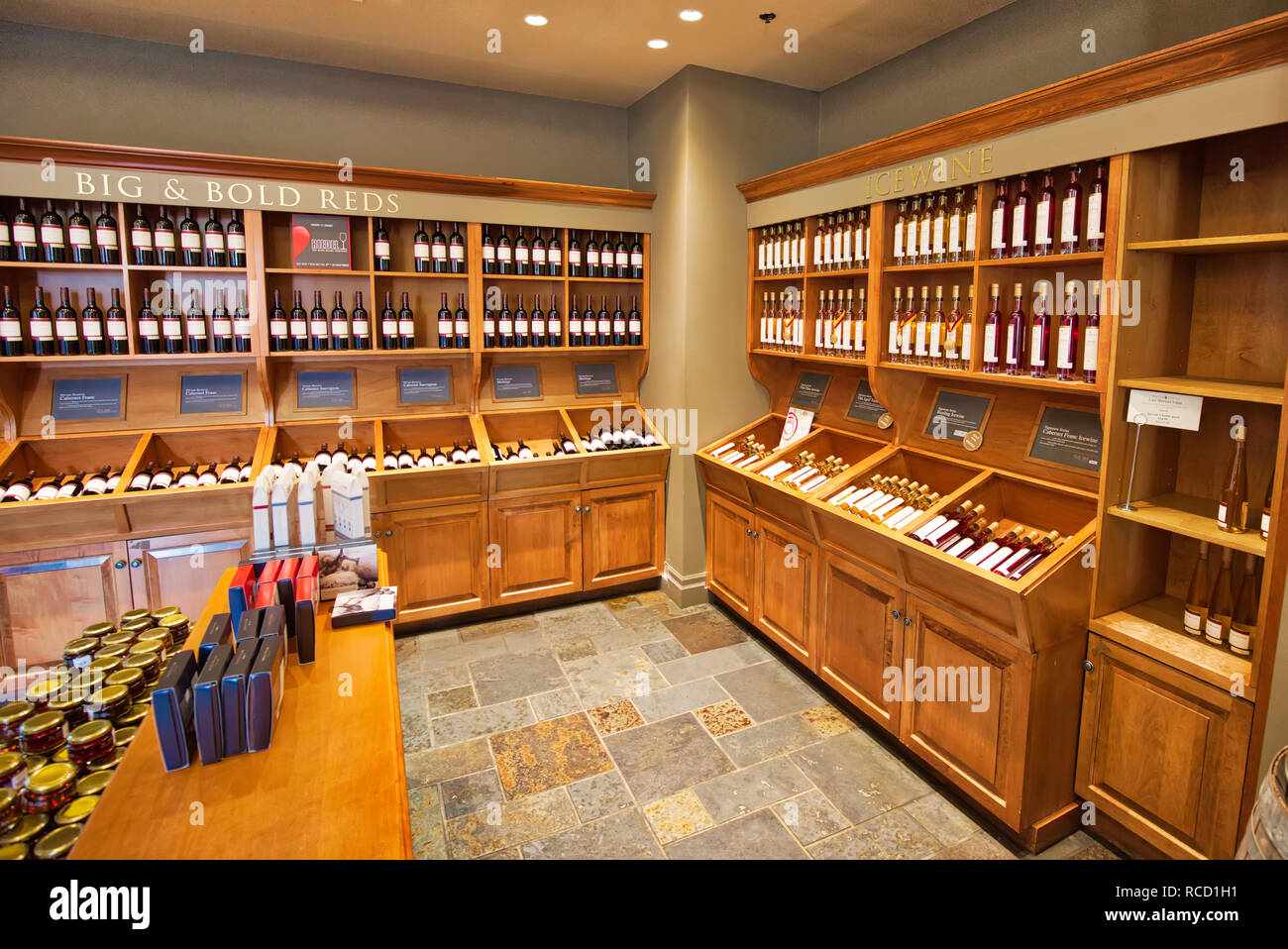 Niagara on the Lake, Ontario, Canada - 20 août, 2018 : Célèbre Niagara Ice Wine sur l'affichage à une clientèle huppée winery Banque D'Images