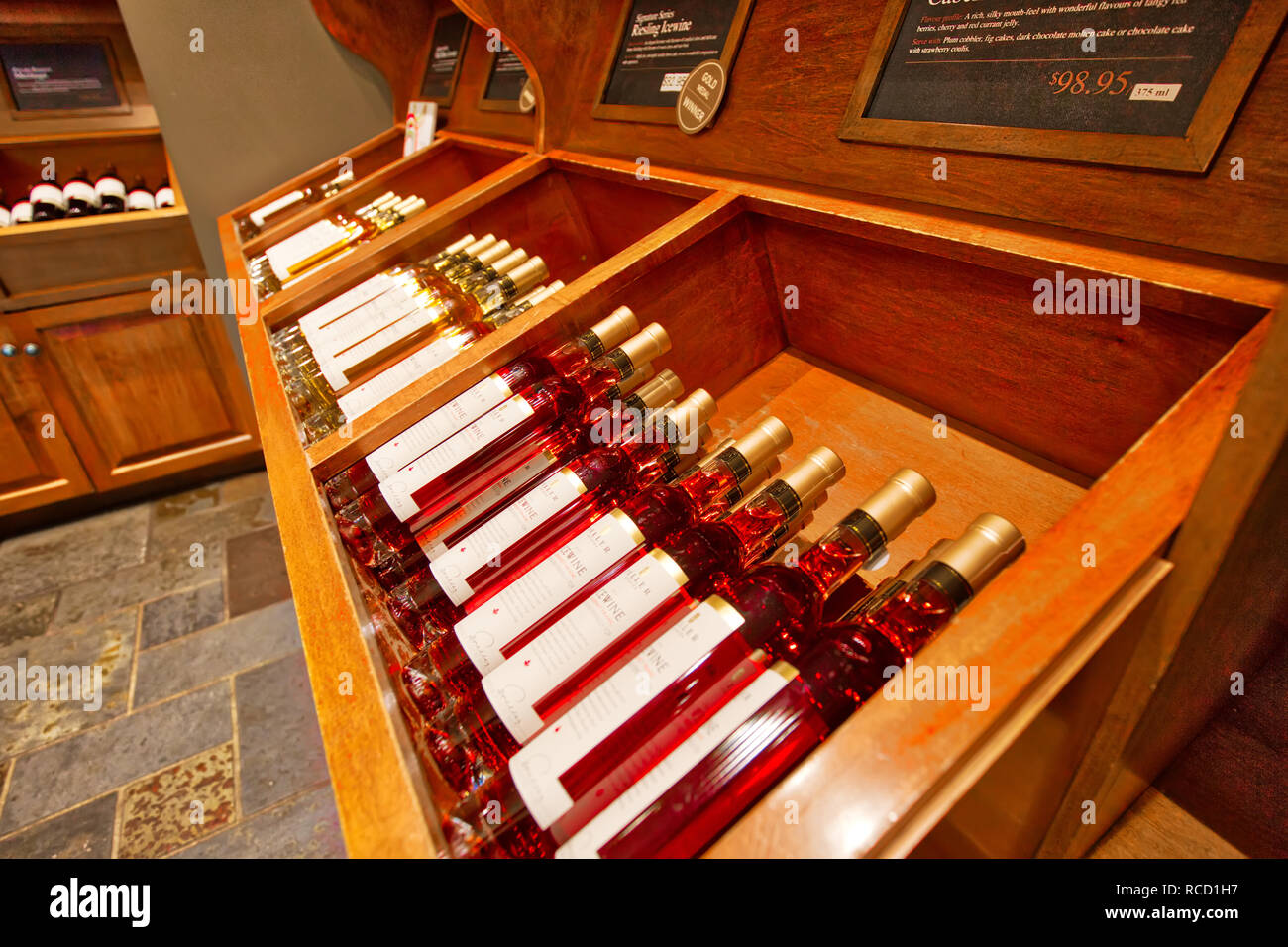 Niagara on the Lake, Ontario, Canada - 20 août, 2018 : Célèbre Niagara Ice Wine sur l'affichage à une clientèle huppée winery Banque D'Images