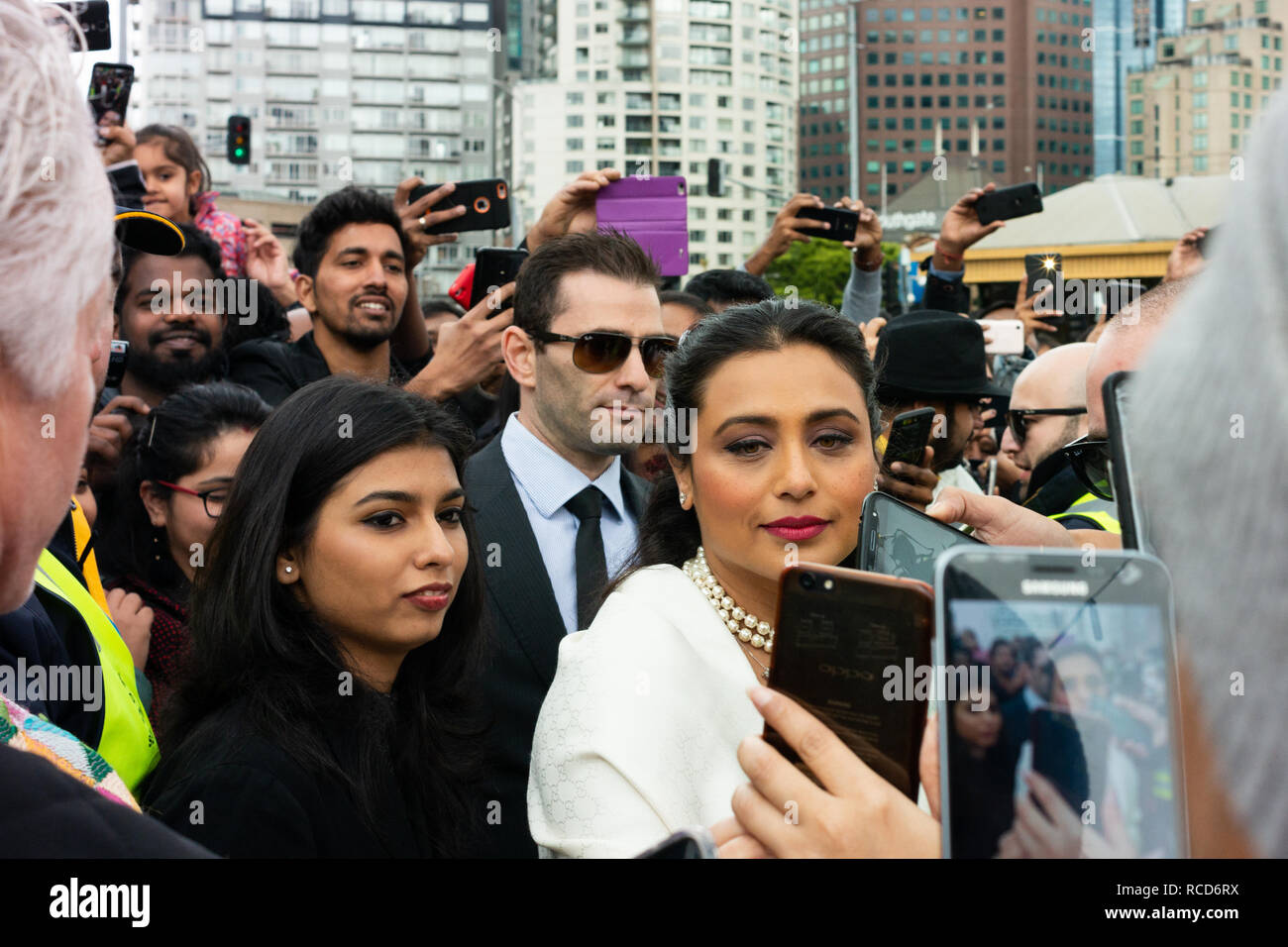 La star de Bollywood Rani Mukherji avec fans et la sécurité le personnel de la fête du Diwali à Melbourne's Federation Square. Banque D'Images