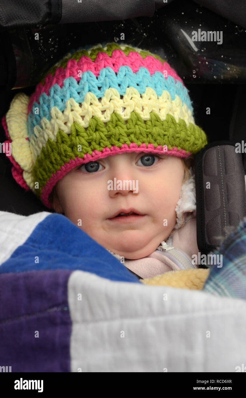 De 17 Mois Bebe Fille Avec Un Chapeau D Hiver Colore Sur Post Falls Idaho Photo Stock Alamy