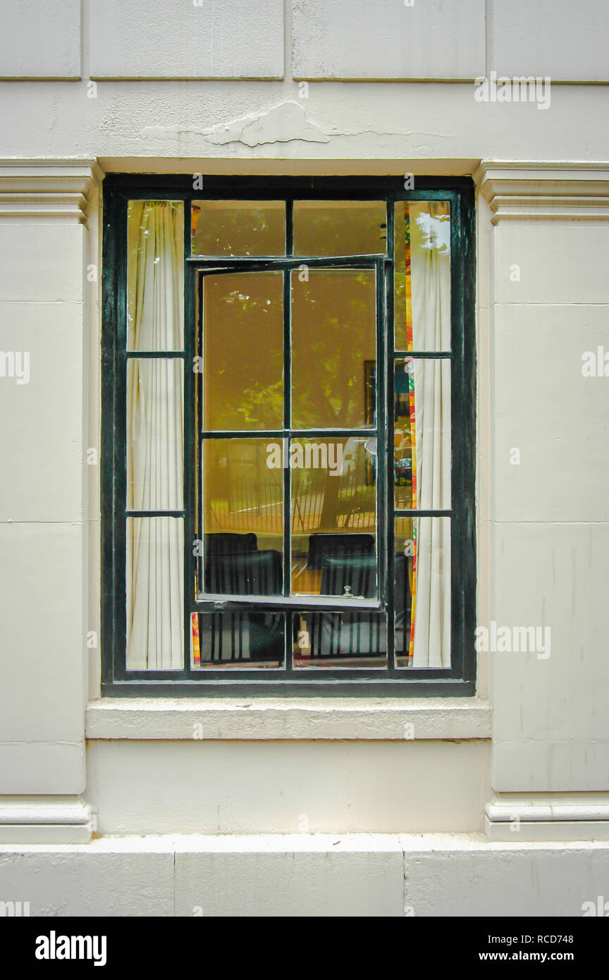 Décalage du pivot de l'axe de métal à pivot central ou de fenêtre ouverte à  la verticale dans un mur blanc Photo Stock - Alamy