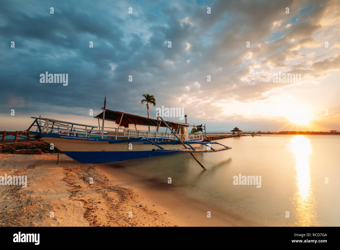 Bateau sur la plage rivage d'une plage de sable blanc dans les Philippines Banque D'Images