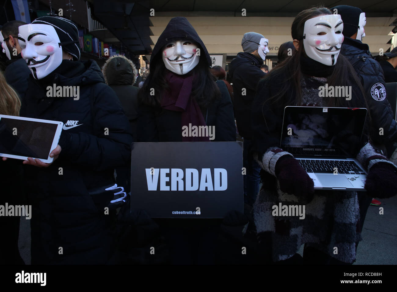 Des militants pour les sans-voix anonyme portant des masques et la tenue d'un ordinateur portable au cours d'une manifestation visant à dénoncer l'exploitation des animaux au public à la Plaza Callao Madrid, Espagne. Pour les sans-voix anonymes est une organisation d'activistes de la rue dédiée à la libération animale totale. Banque D'Images