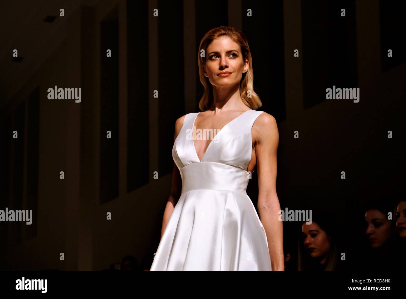 Un modèle porte une robe de mariage création de la designer de mode Mairi Mparola grecque au cours de la deuxième journée de la Semaine de la mode nuptiale de 2019 à Athènes. Megaro Zappeio Banque D'Images