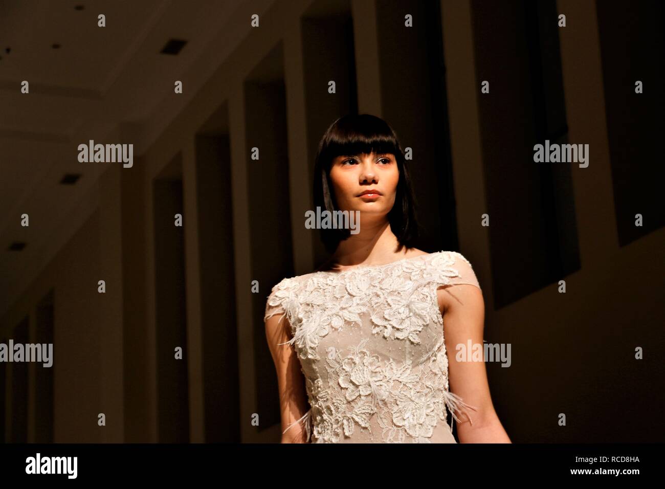 Un modèle porte une robe de mariage création de la designer de mode Mairi Mparola grecque au cours de la deuxième journée de la Semaine de la mode nuptiale de 2019 à Athènes. Megaro Zappeio Banque D'Images