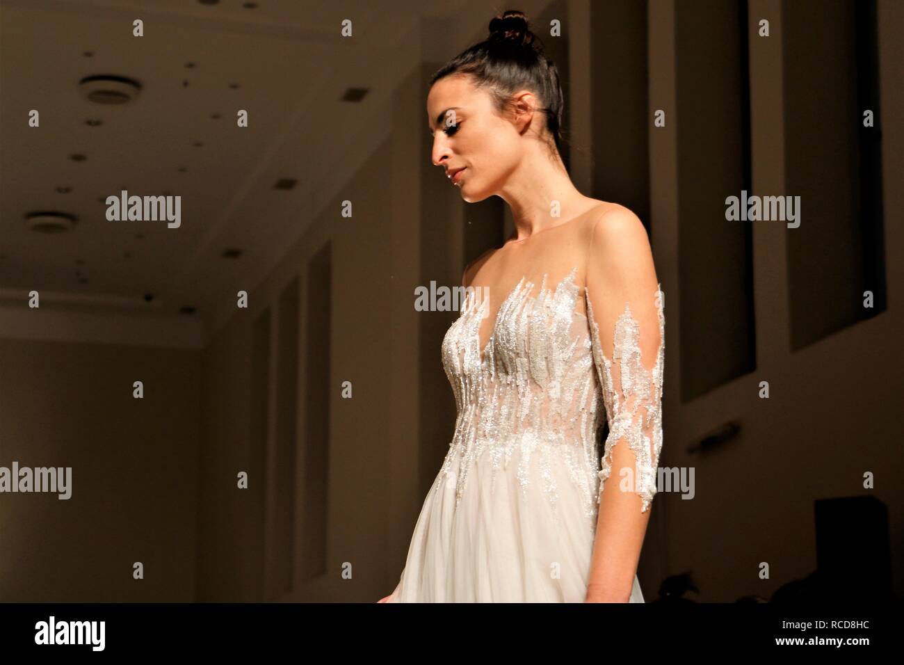 Un modèle porte une robe de mariage création de la designer de mode Mairi Mparola grecque au cours de la deuxième journée de la Semaine de la mode nuptiale de 2019 à Athènes. Megaro Zappeio Banque D'Images