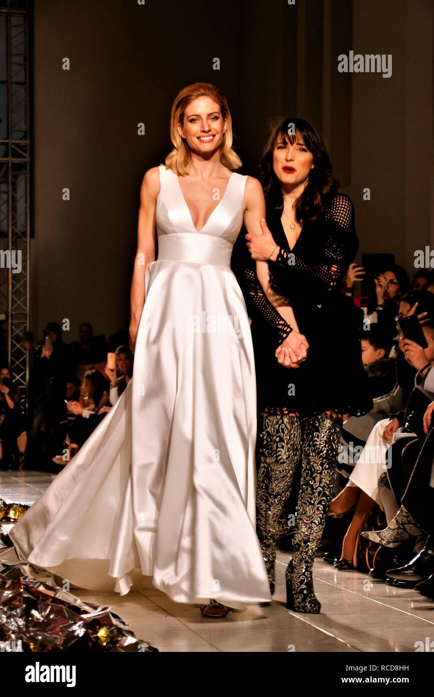 Modèle féminin porte une robe de mariage de création sont vus posant avec le concepteur mairi mparola au cours de la deuxième journée de la Semaine de la mode nuptiale de 2019 à Athènes. Megaro Zappeio Banque D'Images