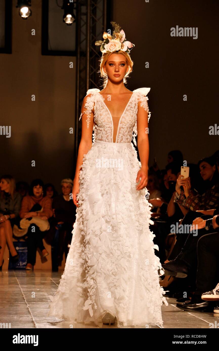 Un modèle porte une robe de mariage création de la styliste grecque Stalo Theodorou au cours de la deuxième journée de la Fashion Week 2019 Expo Suite Nuptiale à Megaro Zappeio à Athènes. Banque D'Images