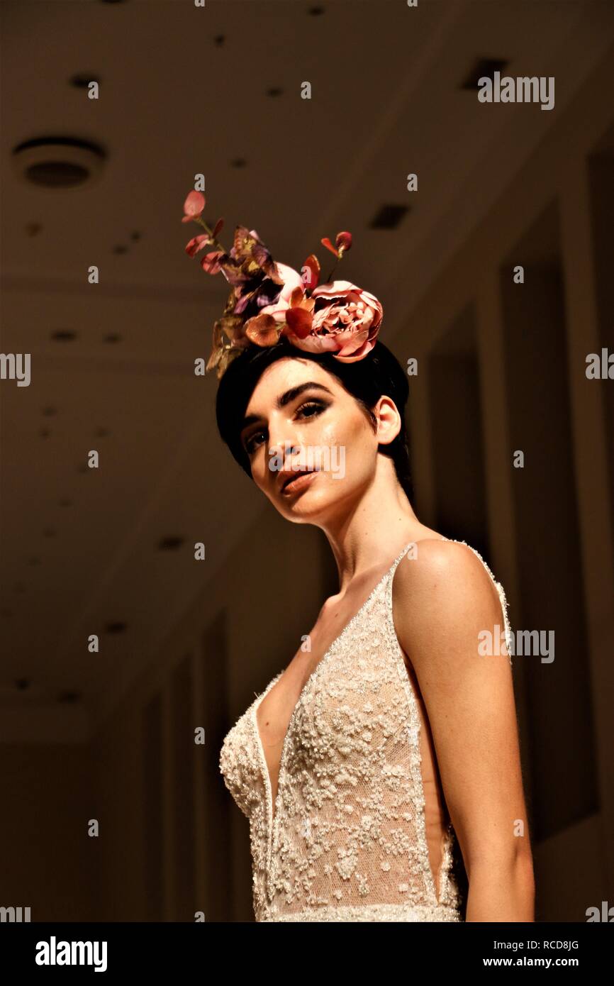 Un modèle porte une robe de mariage création de la styliste grecque Stalo Theodorou au cours de la deuxième journée de la Fashion Week 2019 Expo Suite Nuptiale à Megaro Zappeio à Athènes. Banque D'Images