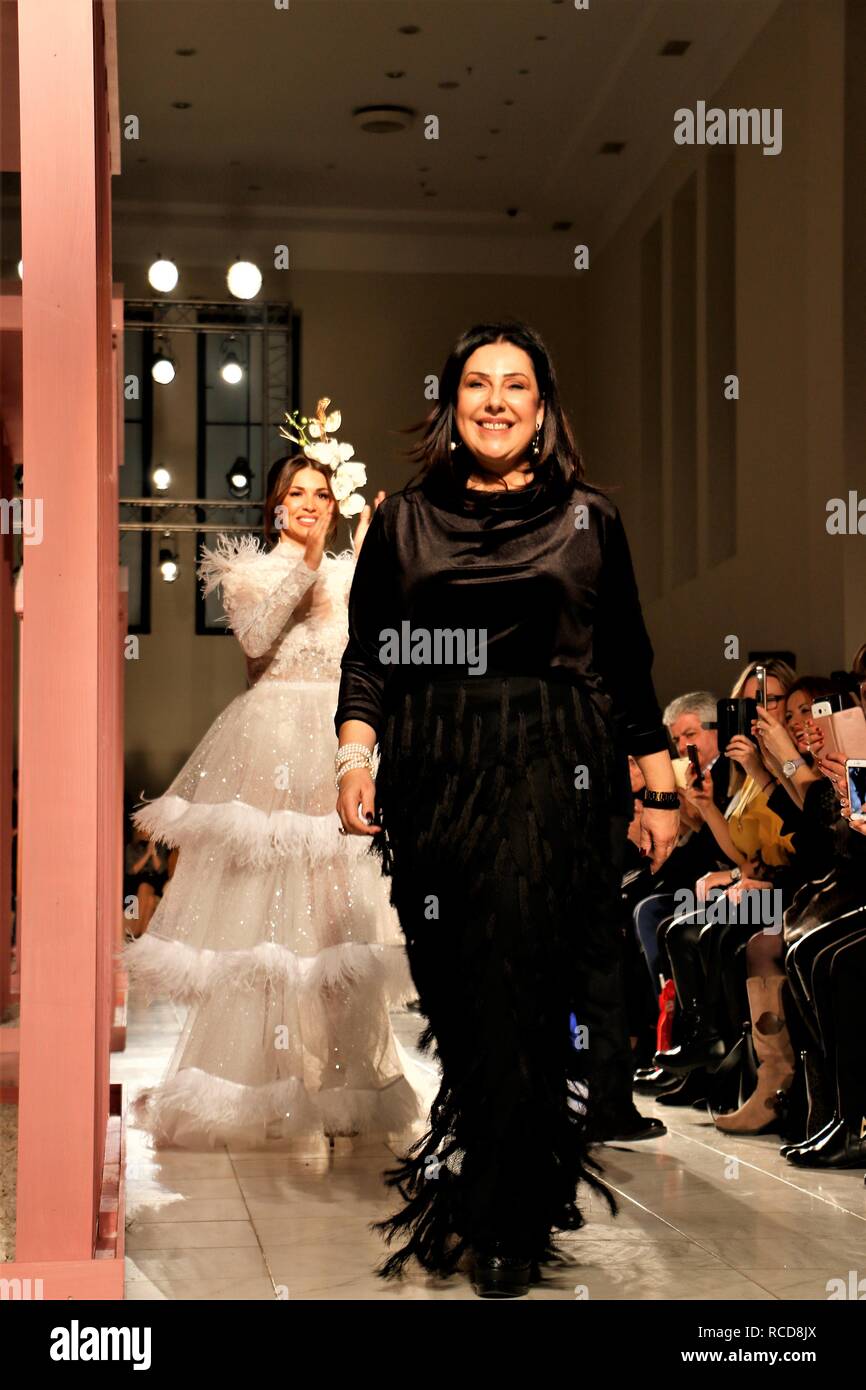 Theodorou Stalo concepteur et un modèle féminin vu souriant pour les spectateurs au cours de la deuxième journée de la Fashion Week 2019 Expo Suite Nuptiale à Megaro Zappeio à Athènes. Banque D'Images