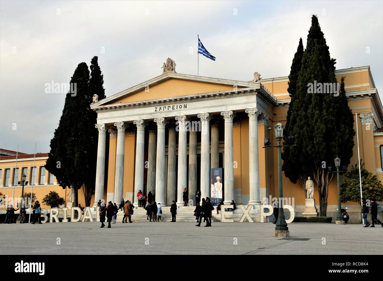 Une vue de l'immeuble qui hébergeait Zappeion Megaron l'exposition sur le deuxième jour de la Fashion Week 2019 Expo Suite Nuptiale à Athènes. Banque D'Images