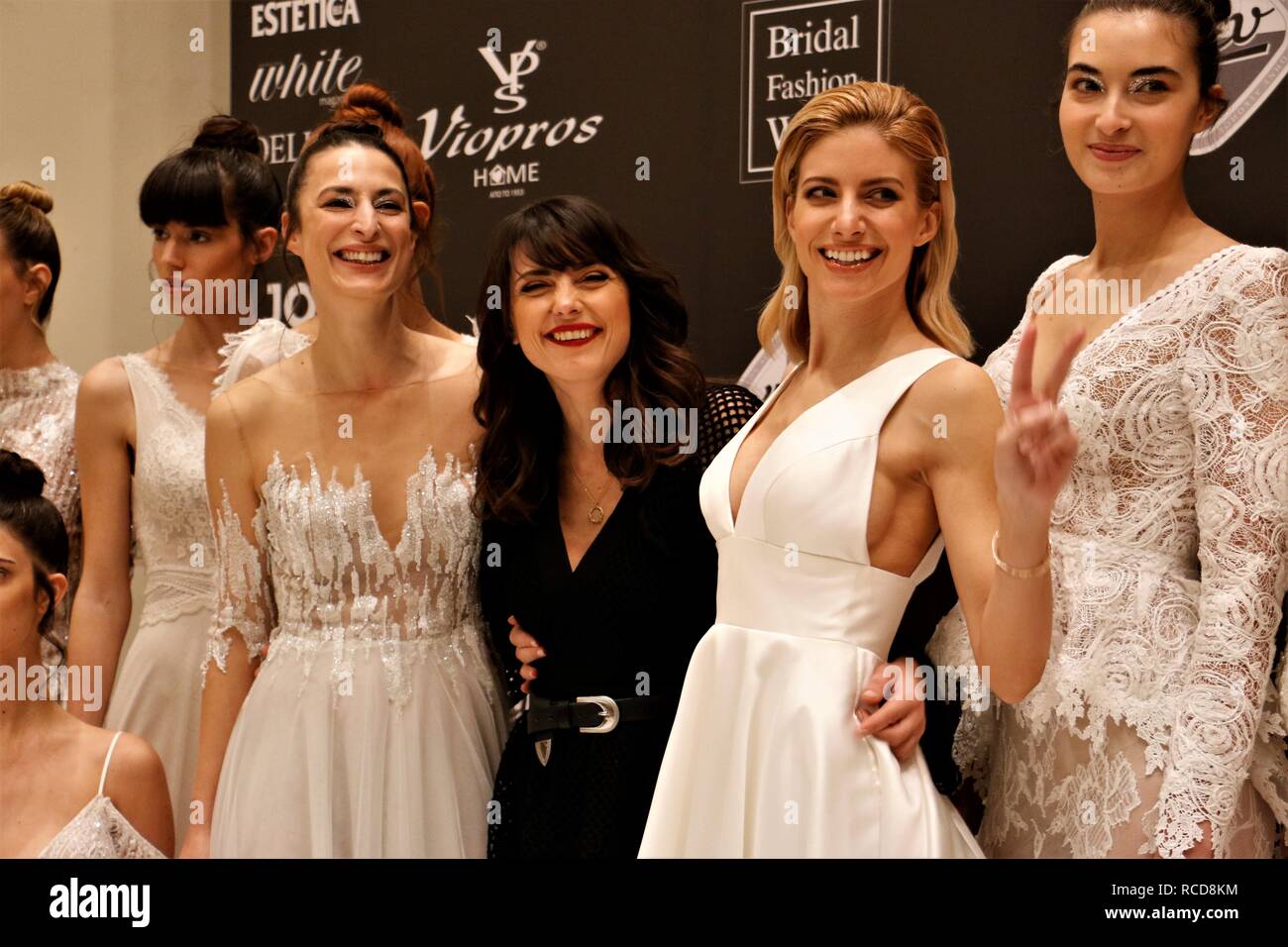 Les modèles sont vus posant pour une photo avec le designer Mairi Mparola au backstage au cours de la deuxième journée de la Semaine de la mode nuptiale de 2019 à Athènes. Megaro Zappeio Banque D'Images