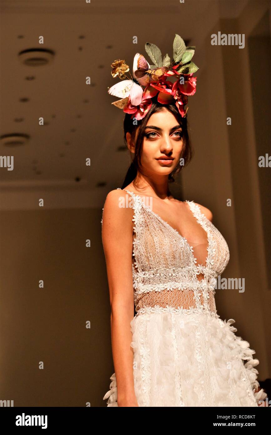 Un modèle porte une robe de mariage création de la styliste grecque Stalo Theodorou au cours de la deuxième journée de la Fashion Week 2019 Expo Suite Nuptiale à Megaro Zappeio à Athènes. Banque D'Images