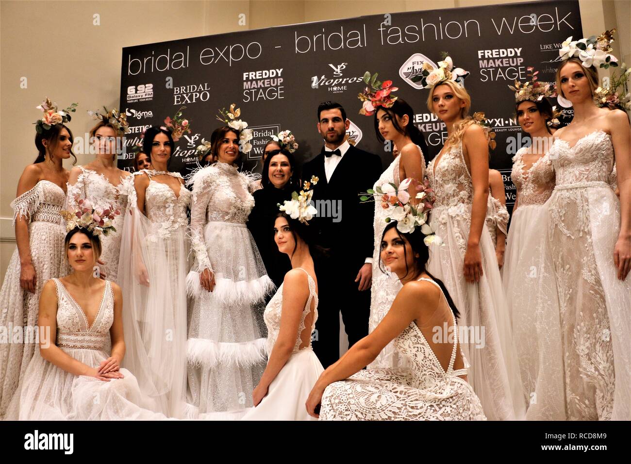 Modèles vêtus de robes sont vus posant pour une photo avec le concepteur à l'Theodorou Stalo en coulisses au cours de la deuxième journée de la semaine de la mode nuptiale de 2019 à Athènes. Megaro Zappeio Banque D'Images