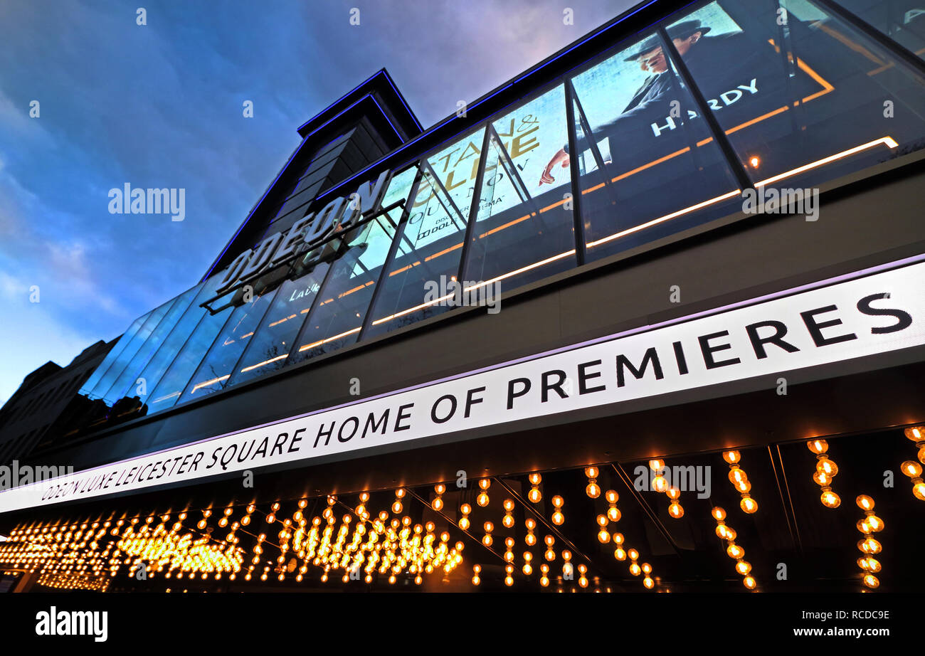 Odeon Leicester Square, Londres accueil emblématique des premières de film, a récemment ré-ouvert après une £15 millions de reposer. Maintenant appelé le luxe Odeon Leicester Square, le cinéma au coeur du West End, a été l'habitat de centaines d'avant-premières mondiales et européennes. Le plus grand écran de cinéma dans le Royaume Uni a été mis à niveau pour combiner luxe Odeon inclinables sièges avec l'expérience cinéma Dolby. Banque D'Images