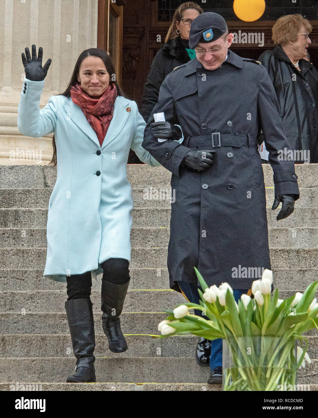 Topeka, Kansas, États-Unis, le 14 janvier 2019 première sénatrice Sharice Davids (D-KS) est escorté jusqu'au bas de l'escalier de la Kansas State Capitol pendant qu'elle assiste à l'inauguration du nouveau Gouverneur Laura Kelly Banque D'Images