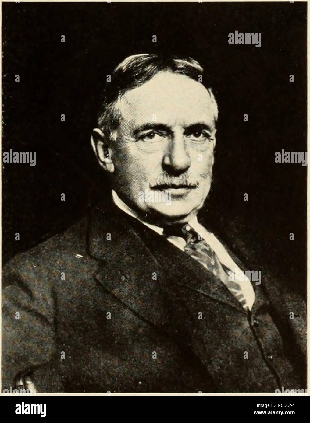 . Le dinosaure livre : la décision de reptiles et de leurs proches. Les dinosaures, les reptiles, les combustibles. Othniel Charles Marsh (1831-1899) avait un génie pour l'organisation et conduit de nombreux combustibles les expéditions de chasse dans l'ouest de l'Amérique du Nord. Lui et faire face étaient rivaux scientifique. Henry Fairfield Osborn (1857-1935) organ- isée paléontologie des vertébrés sur son fondement moderne avec un personnel d'experts hautement qualifiés à l'American Museum of Natural History 19. Veuillez noter que ces images sont extraites de la page numérisée des images qui peuvent avoir été retouchées numériquement pour plus de lisibilité - coloration et l'aspect de ces illu Banque D'Images