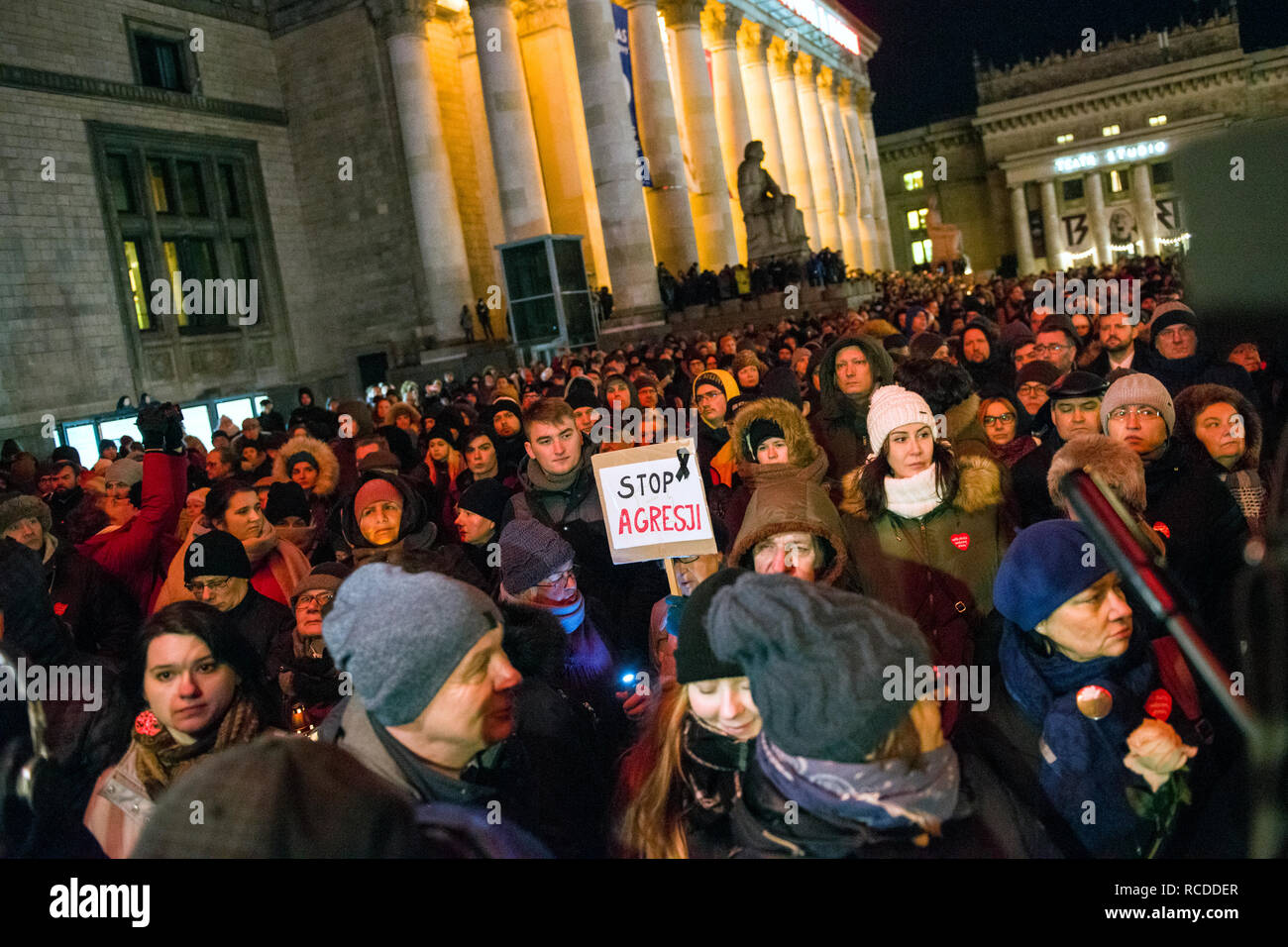 Des milliers de personnes sont considérées des années à payer pour le maire Pawel Adamkiewicz lors de sa commémoration. Pawel Adamowicz, le maire de la ville polonaise de Gdansk est mort après avoir été poignardé plusieurs fois sur scène lors de la Grand Orchestre de Charité de Noël, la Pologne est le plus important organisme de bienfaisance le dimanche soir. Banque D'Images