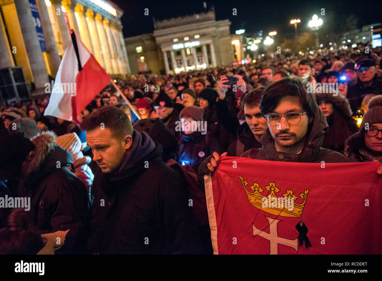 Des milliers de personnes sont considérées des années à payer pour le maire Pawel Adamkiewicz lors de sa commémoration. Pawel Adamowicz, le maire de la ville polonaise de Gdansk est mort après avoir été poignardé plusieurs fois sur scène lors de la Grand Orchestre de Charité de Noël, la Pologne est le plus important organisme de bienfaisance le dimanche soir. Banque D'Images