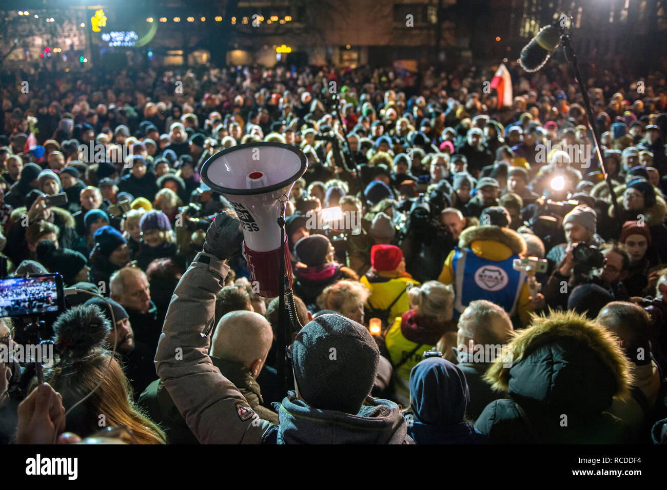 Des milliers de personnes sont considérées des années à payer pour le maire Pawel Adamkiewicz lors de sa commémoration. Pawel Adamowicz, le maire de la ville polonaise de Gdansk est mort après avoir été poignardé plusieurs fois sur scène lors de la Grand Orchestre de Charité de Noël, la Pologne est le plus important organisme de bienfaisance le dimanche soir. Banque D'Images