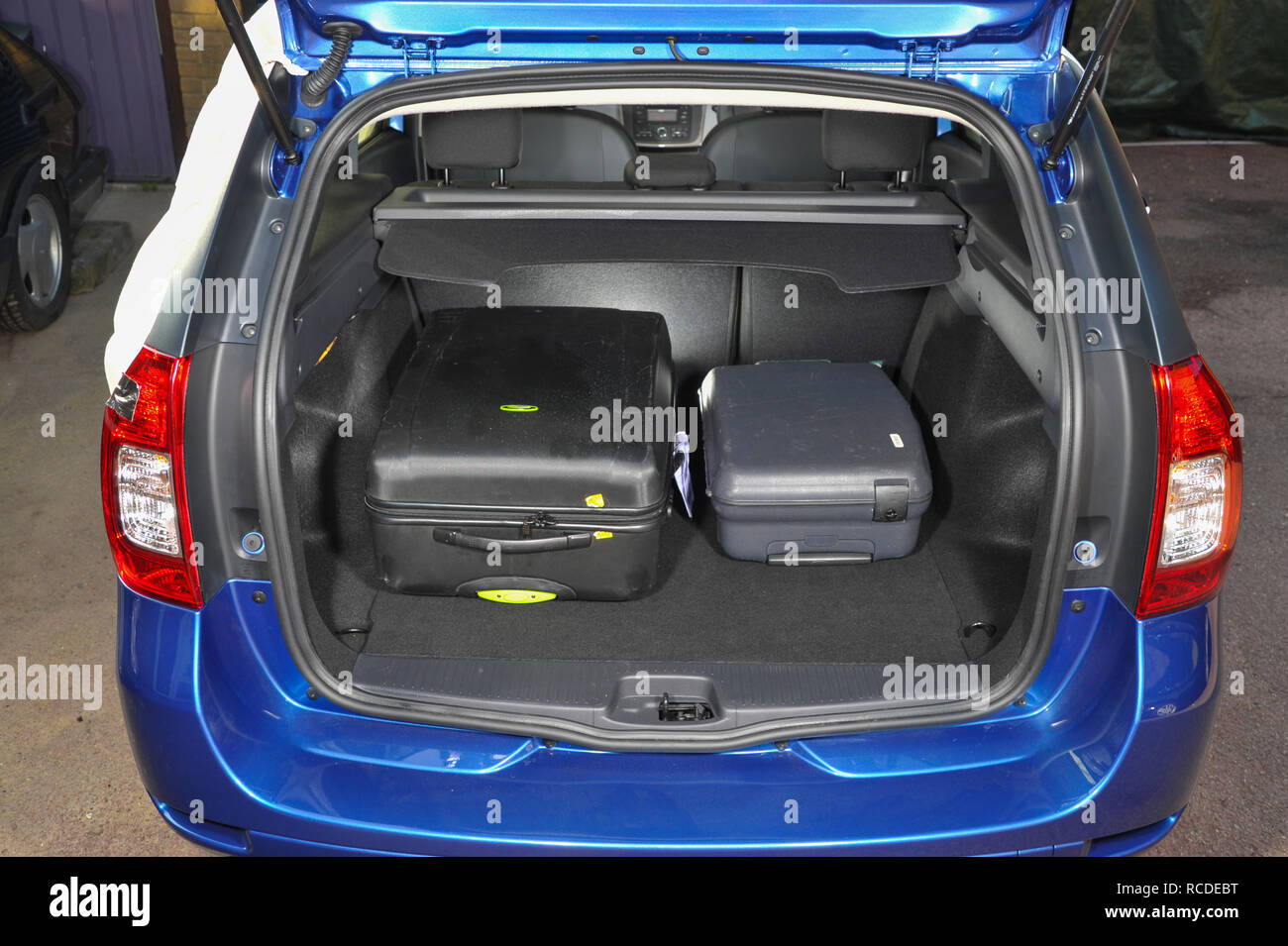 Valises dans le coffre d'une 2013 Dacia Logan MCV break budget Banque D'Images