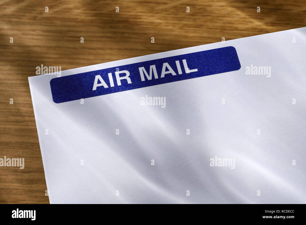 Un Air Mail autocollant sur une enveloppe blanche Banque D'Images