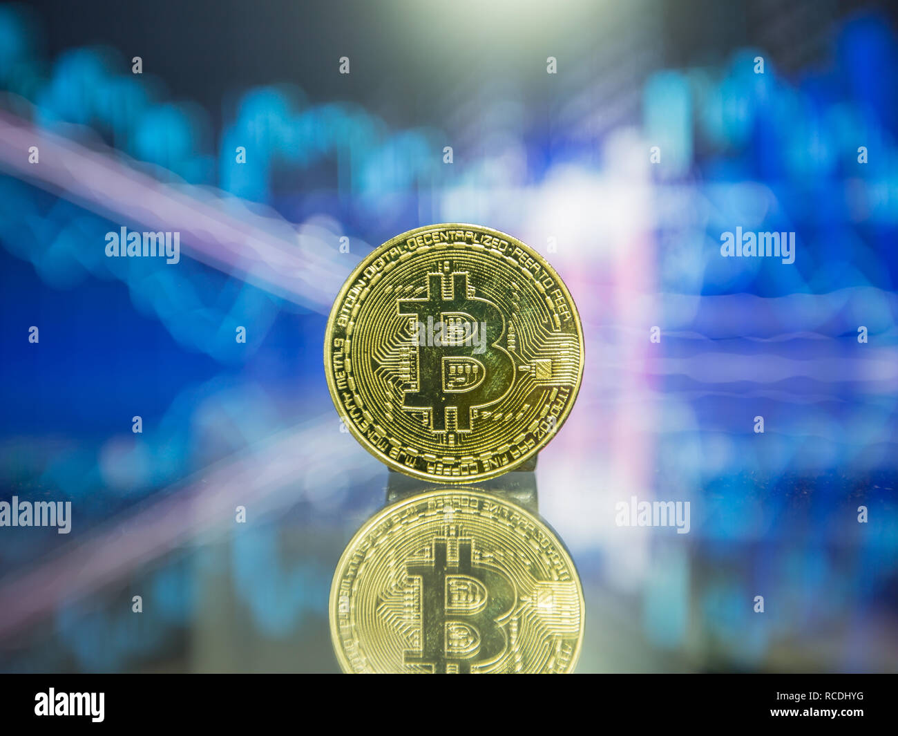 Pièce d'or de Bitcoin et l'arrière-plan du graphique de flou artistique. Banque D'Images