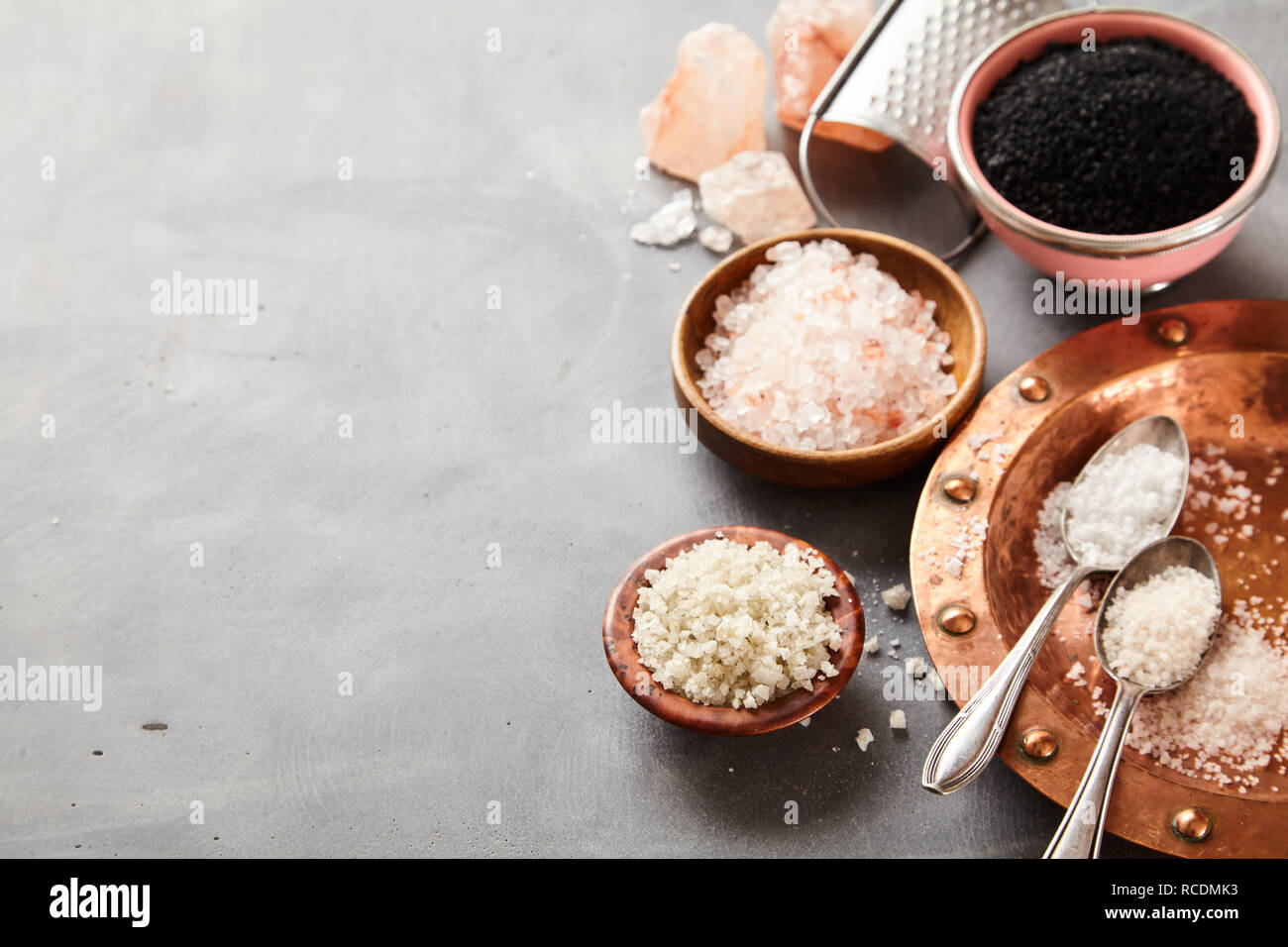 Frontière de divers sels culinaires naturels frais y compris le noir sel de Hawaï, sel de l'Indus, la Fleur de sel, Flor da Sal, Geurande sel, sel de roche et Banque D'Images