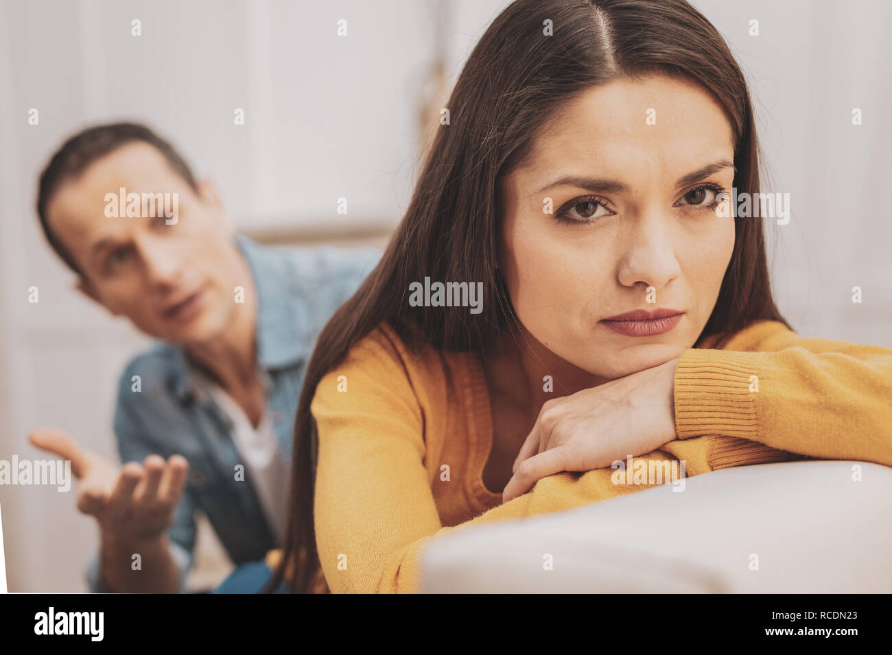 Belle femme aux yeux sombres se sentir assez des conflits familiaux Banque D'Images