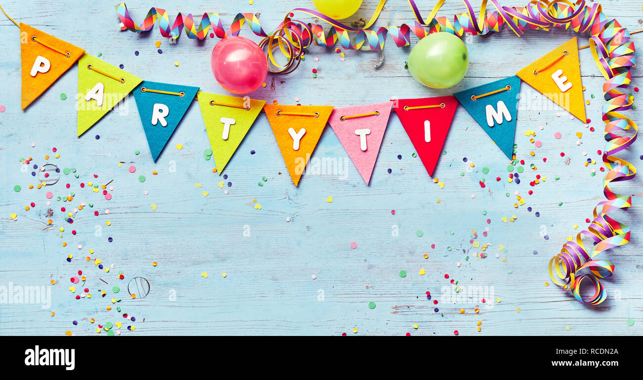 Fête de temps bannière avec copie espace et une bordure de triangulaire de couleur noir , ballons Serpentins et confettis autour de bois bleu avec Banque D'Images