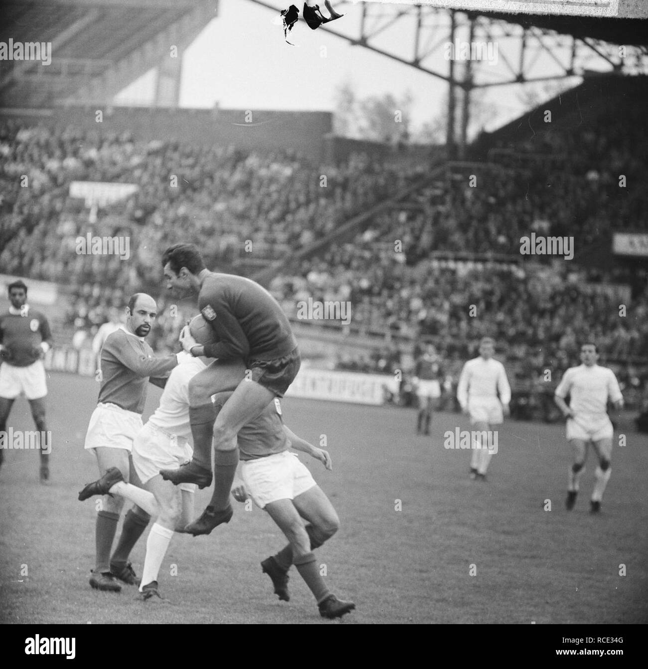 Ajax tegen Benfica 2-1, Costa Pereira (keeper) vangt aanstormende Nunin bal voor, Bestanddeelnr 917-7442. Banque D'Images