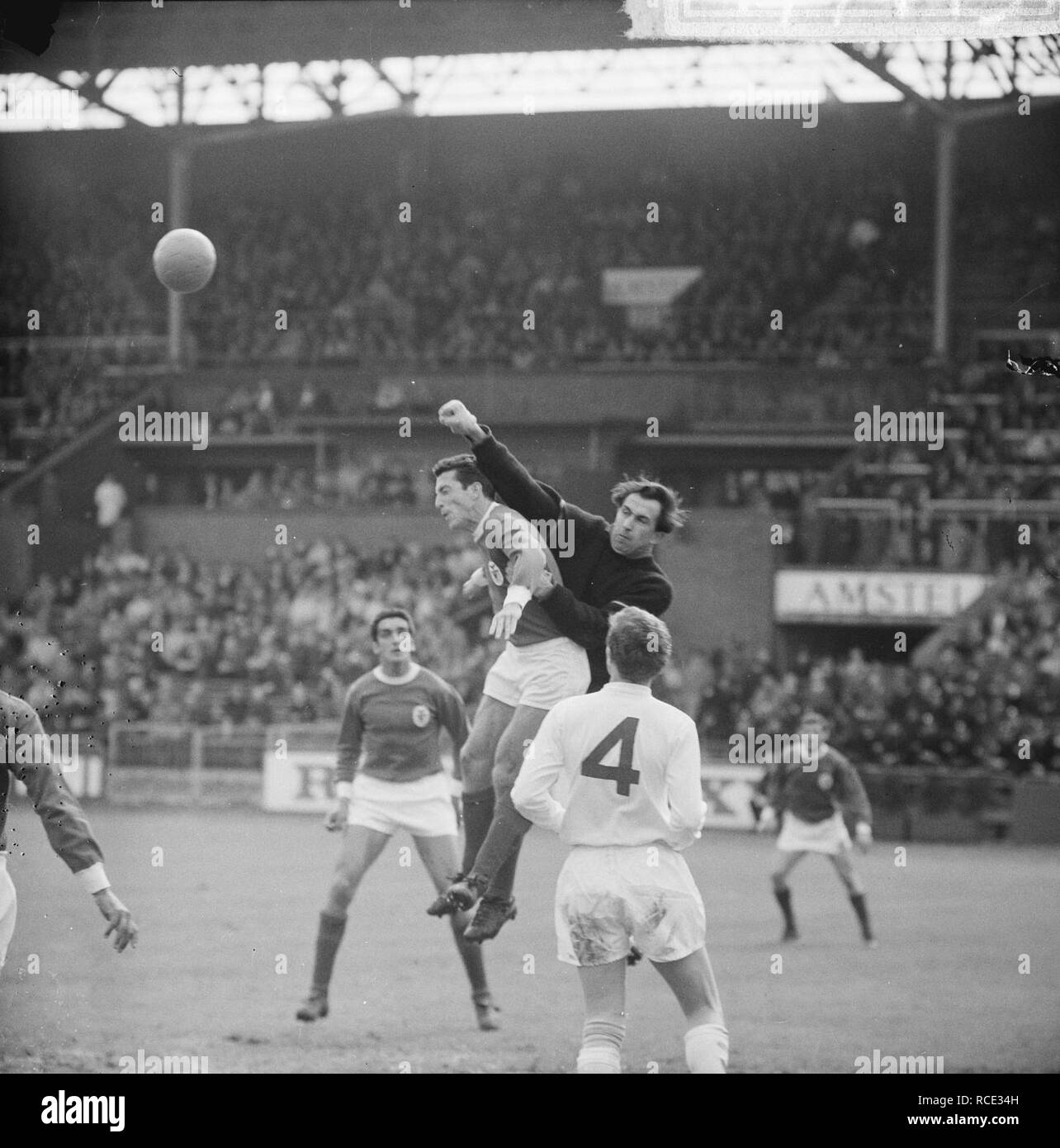 Ajax tegen Benfica 2-1, Eddy Pieters Graafland stompt b weg voor Torres (Benfica, Bestanddeelnr 917-7443. Banque D'Images