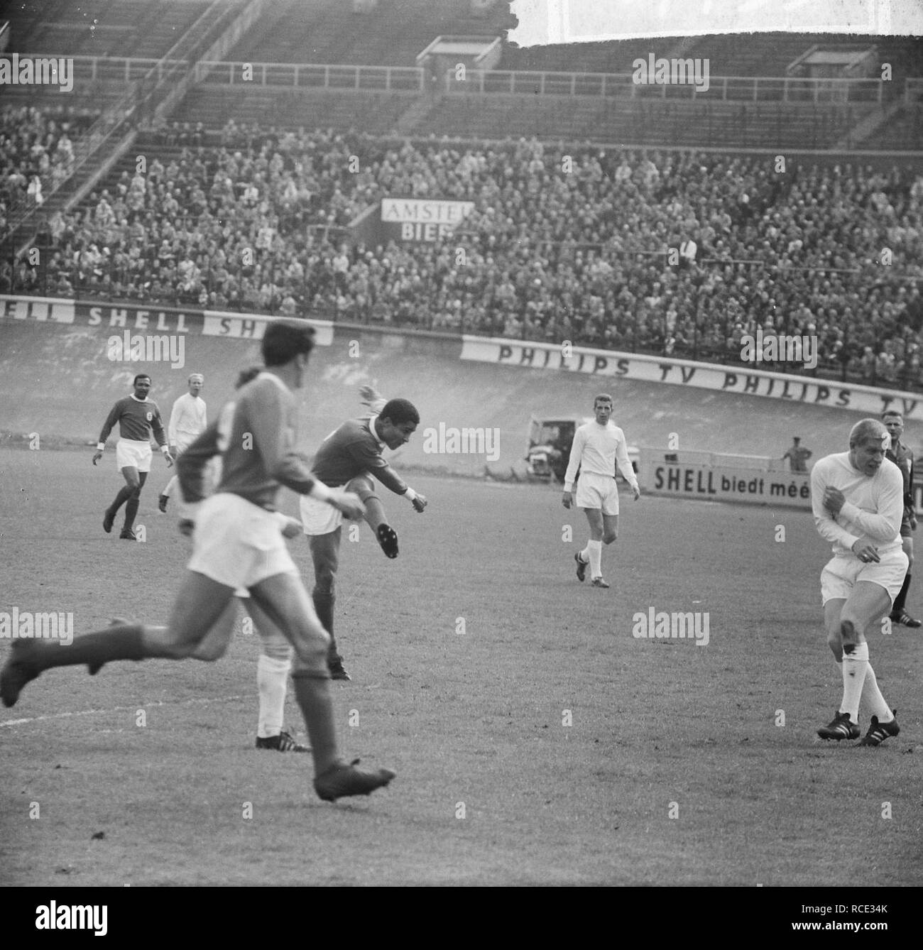 Ajax tegen Benfica 2-1, Eusébio dans Bestanddeelnr actie, 917-7451. Banque D'Images