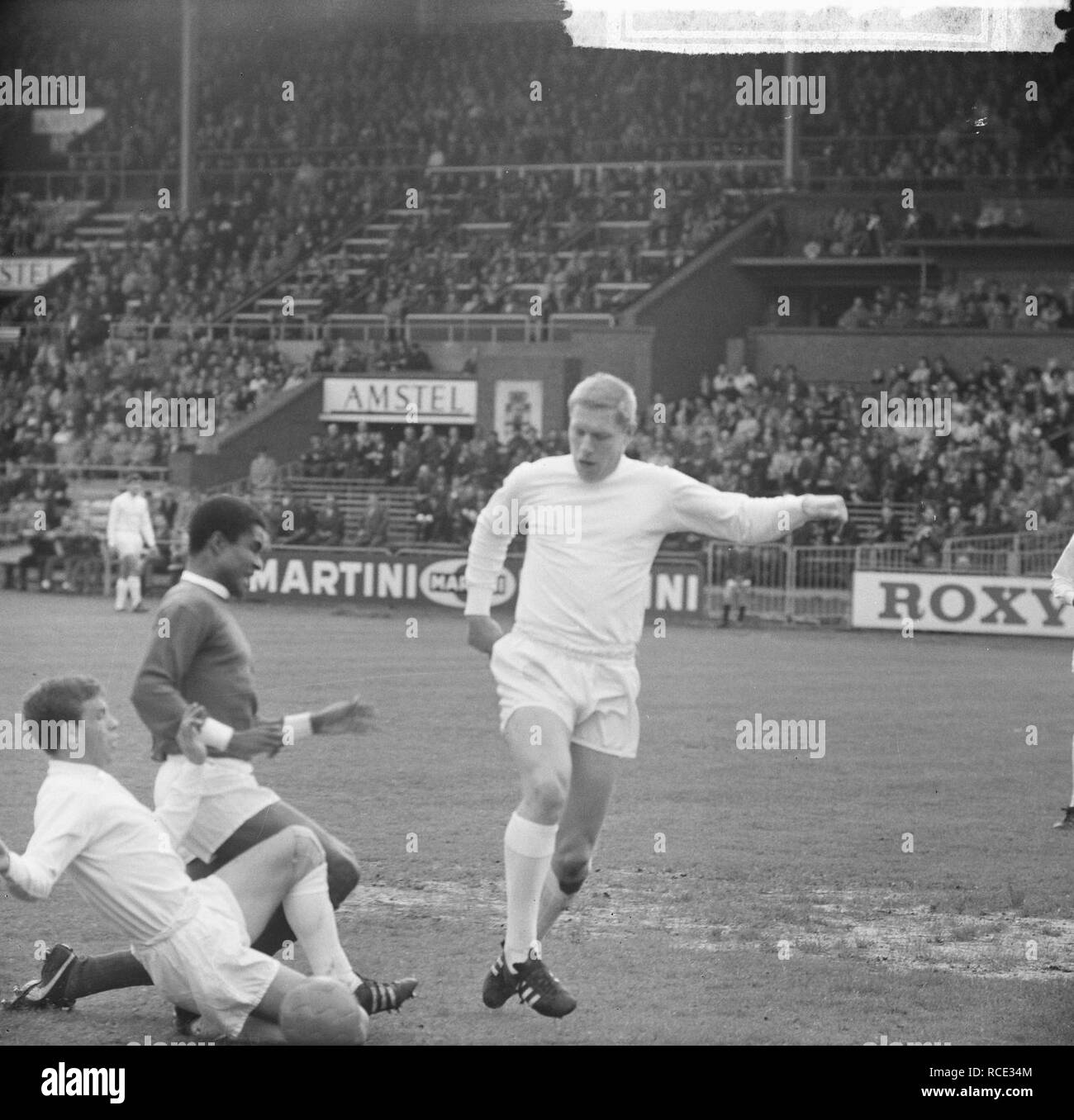 Ajax tegen Benfica 2-1, Haak, Pronk en duel rencontré speler Benfica, Bestanddeelnr 917-7452. Banque D'Images