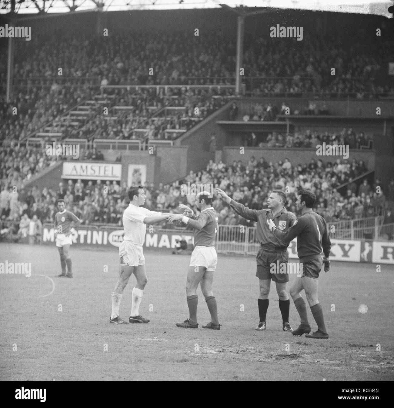Ajax tegen Benfica 2-1, Incident tussen Schrijvers en Benfica keeper Costa Perei, Bestanddeelnr 917-7447. Banque D'Images