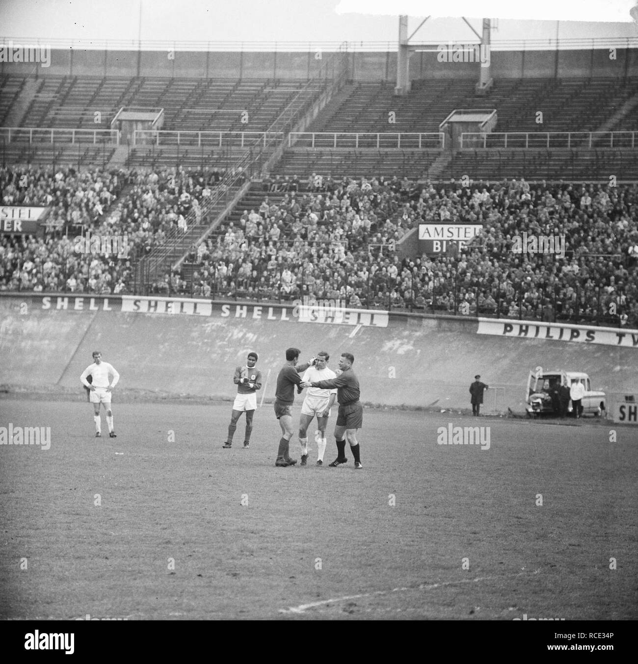 Ajax tegen Benfica 2-1, Incident tussen Schrijvers en Benfica keeper Costa Perei, Bestanddeelnr 917-7448. Banque D'Images