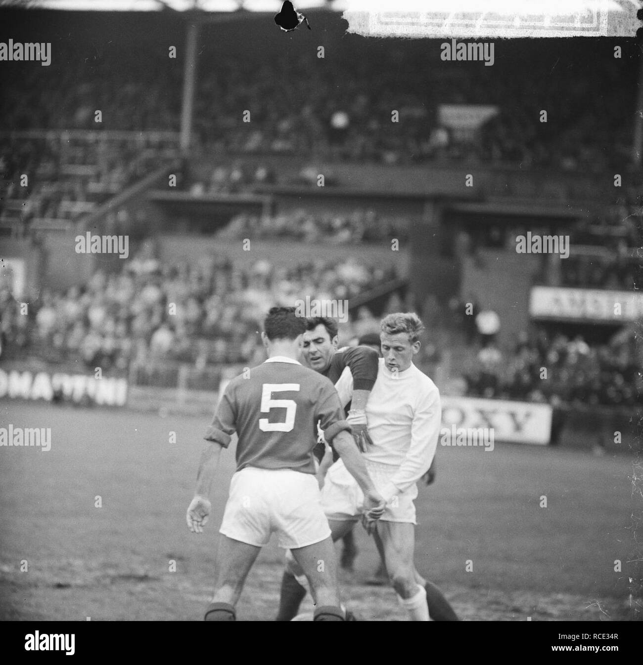 Ajax 2-1 Benfica tegen, Nuninga en duel rencontré keeper Costa Pereira (Benfica). Op d Bestanddeelnr, 917-7444. Banque D'Images