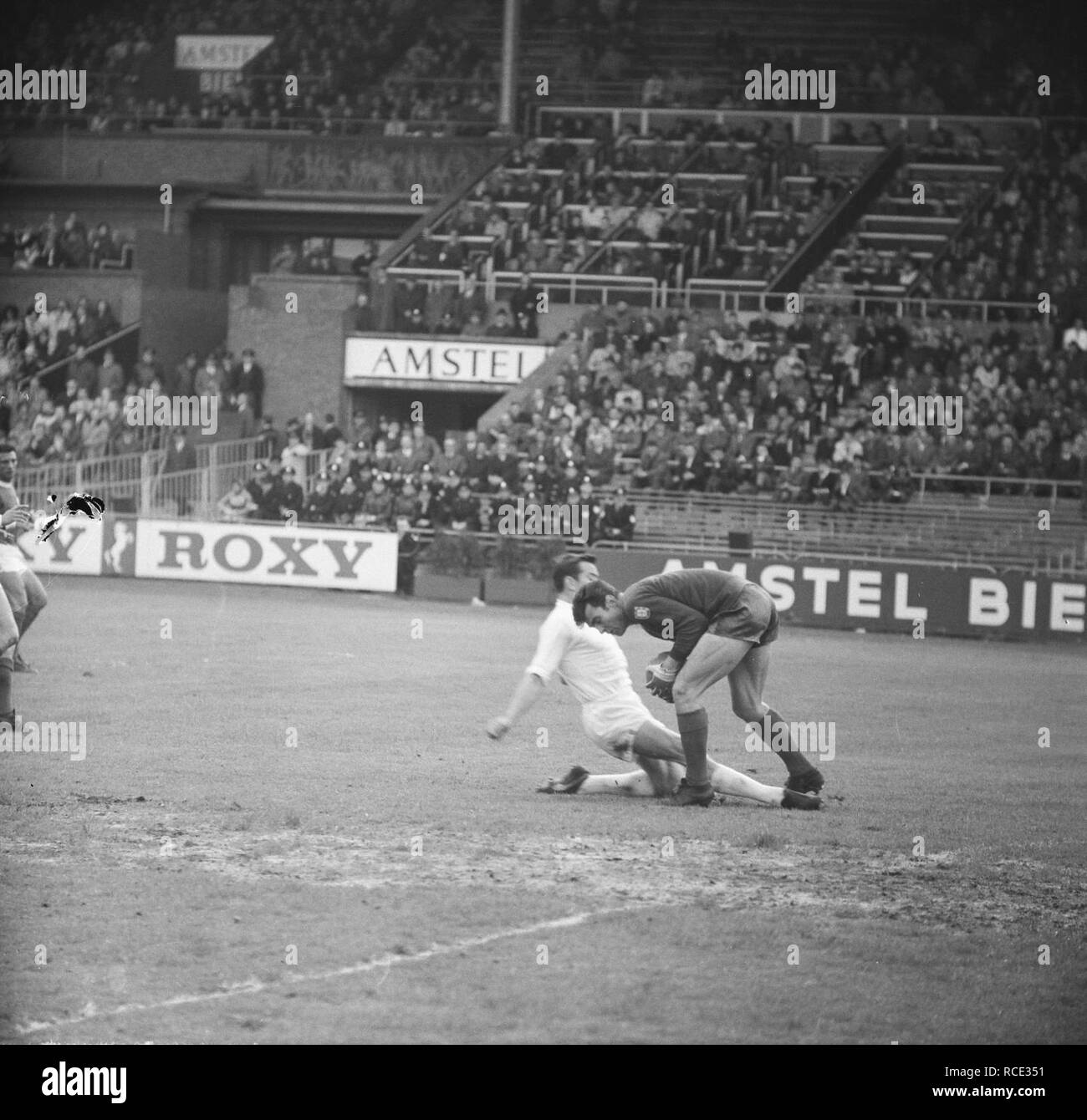 Ajax tegen Benfica 2-1, Schrijvers en duel rencontré Benfica keeper Costa Pereira, Bestanddeelnr 917-7446. Banque D'Images