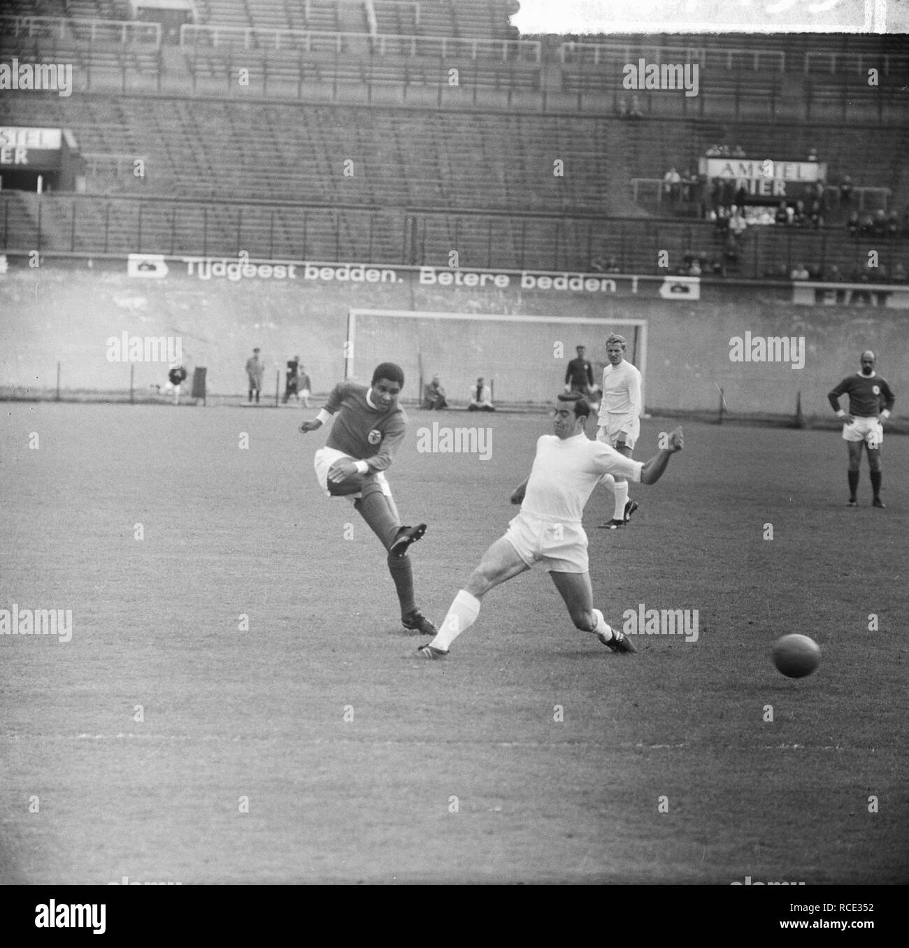 Ajax tegen Benfica 2-1, Schrijvers en duel rencontré Eusebio, Bestanddeelnr 917-7453. Banque D'Images