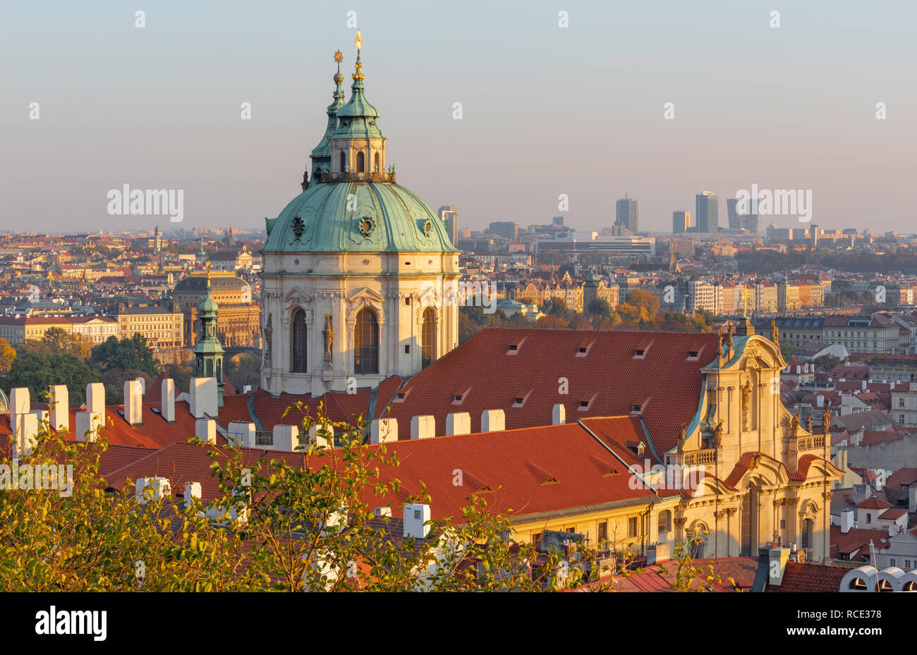 Prague - la ville avec l'église Saint Nicolas dans la lumière du soir. Banque D'Images