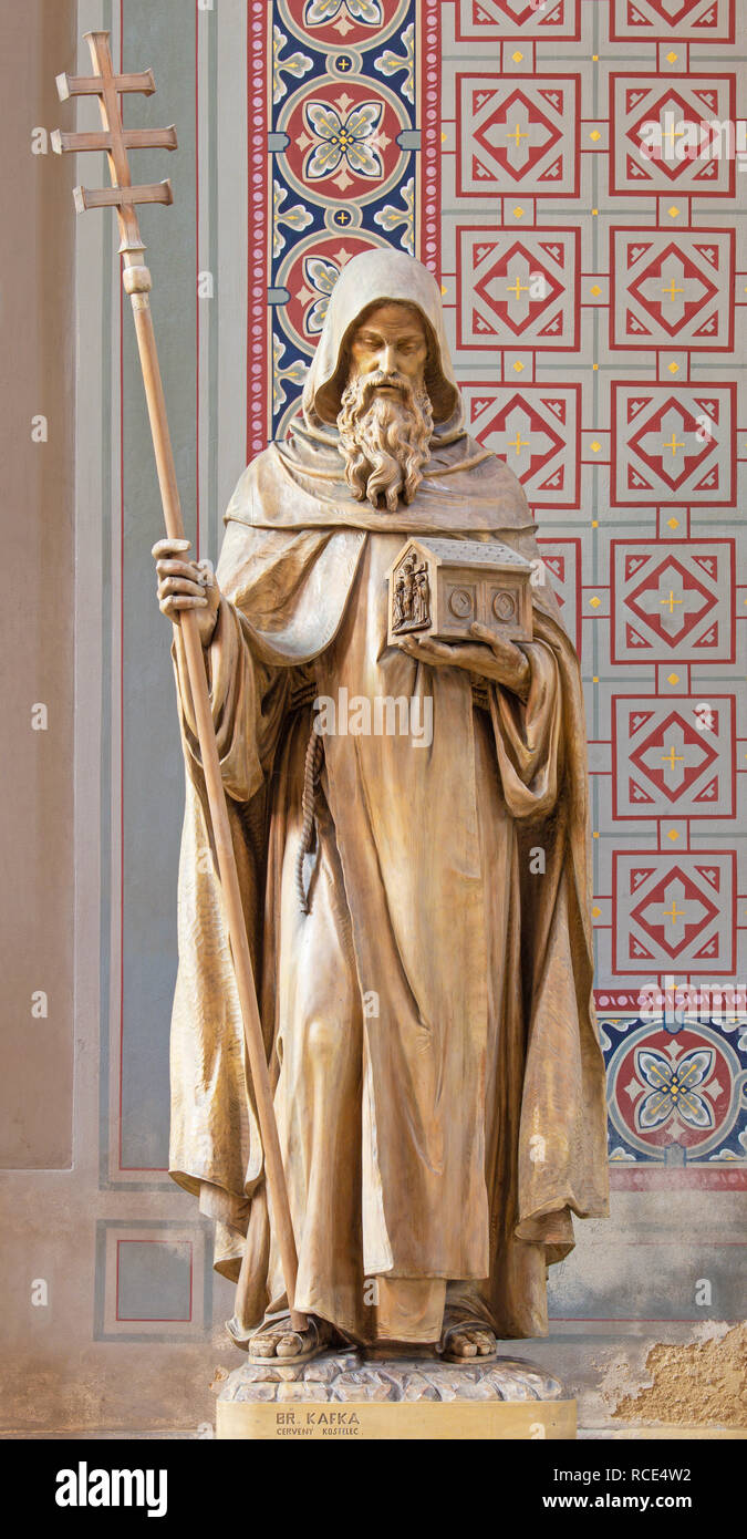 PRAGUE, RÉPUBLIQUE TCHÈQUE - le 17 octobre 2018 : La statue sculptée à l'église de Saint Cyrille Svatého Cyrila par Metodeje Břetislav Kafka (1891 - 1967). Banque D'Images