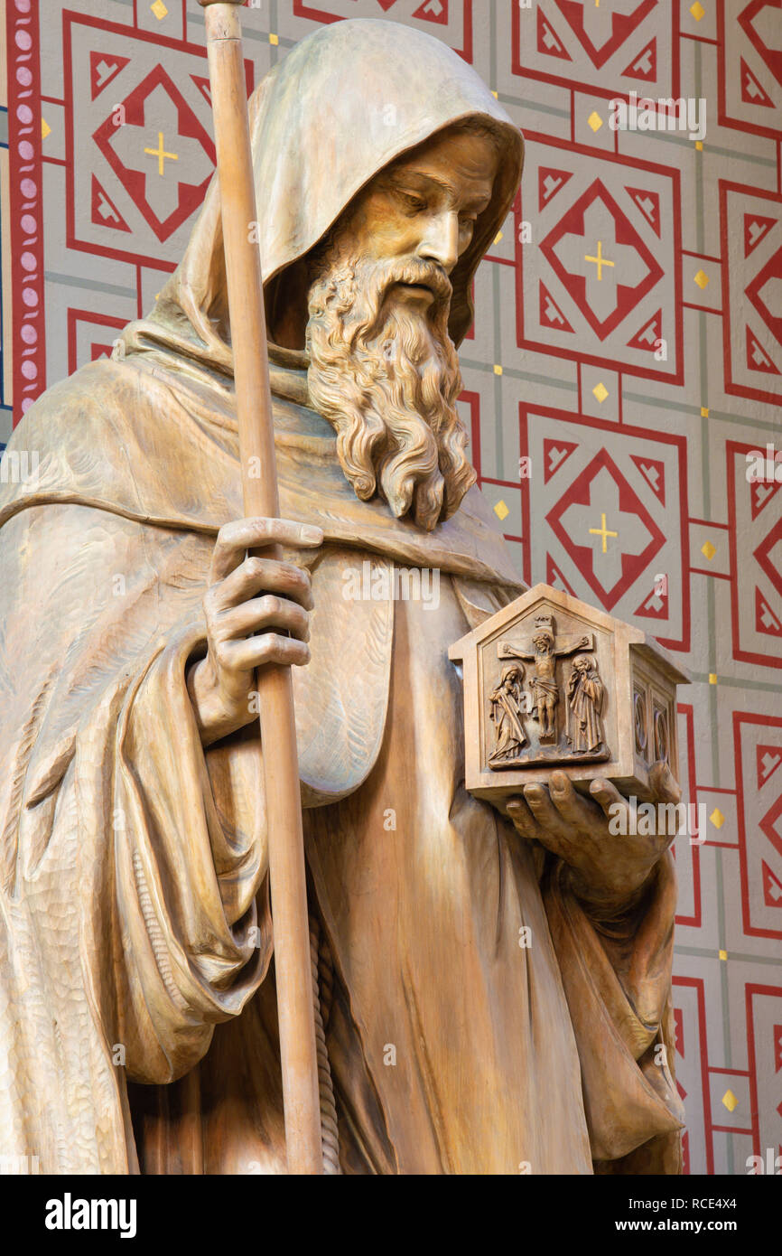 PRAGUE, RÉPUBLIQUE TCHÈQUE - le 17 octobre 2018 : La statue sculptée à l'église de Saint Cyrille Svatého Cyrila par Metodeje Břetislav Kafka (1891 - 1967). Banque D'Images