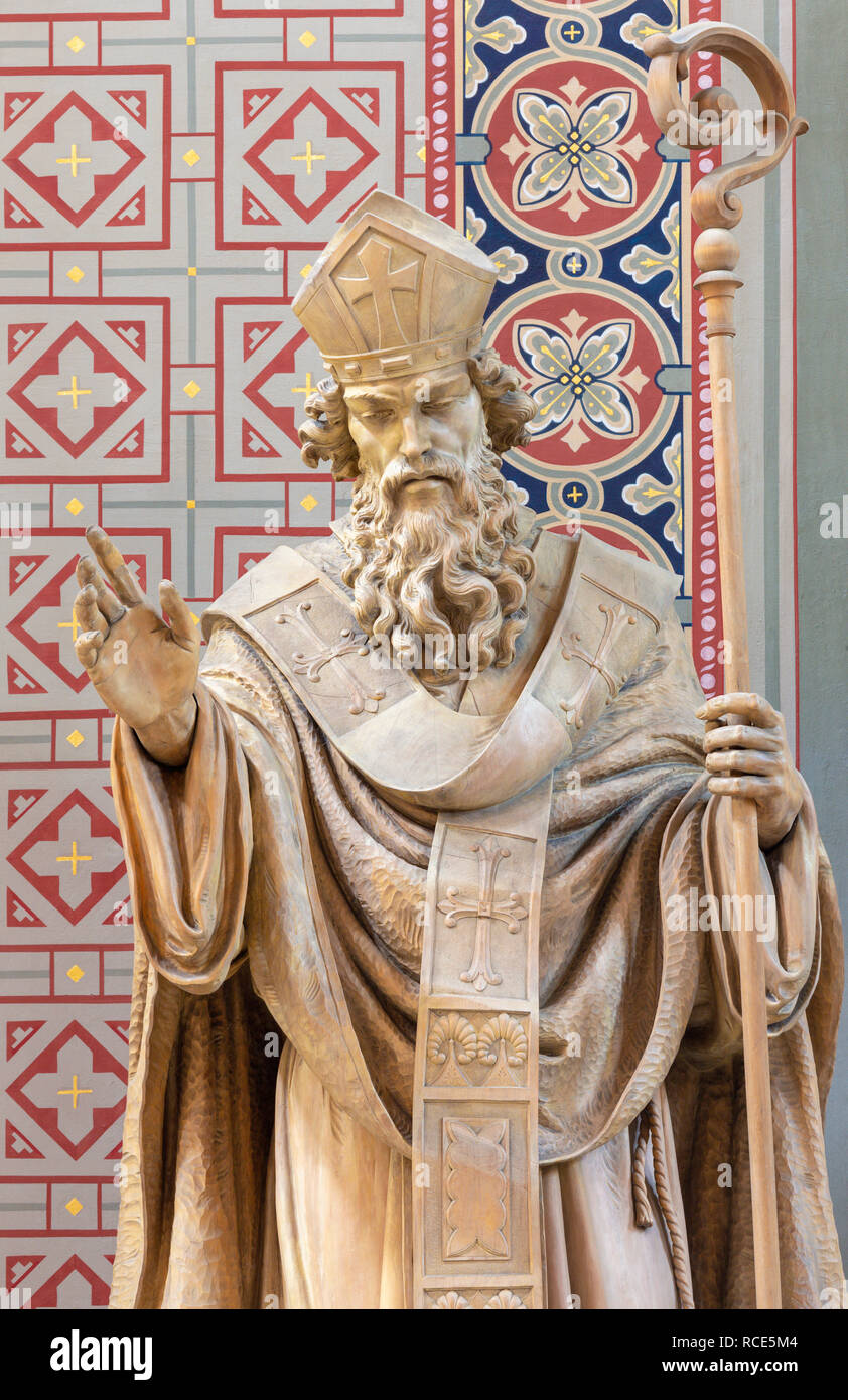 PRAGUE, RÉPUBLIQUE TCHÈQUE - le 17 octobre 2018 : La statue de Saint Methodius à l'église par Metodeje Svatého Cyrila Břetislav Kafka (1891 - 1967). Banque D'Images