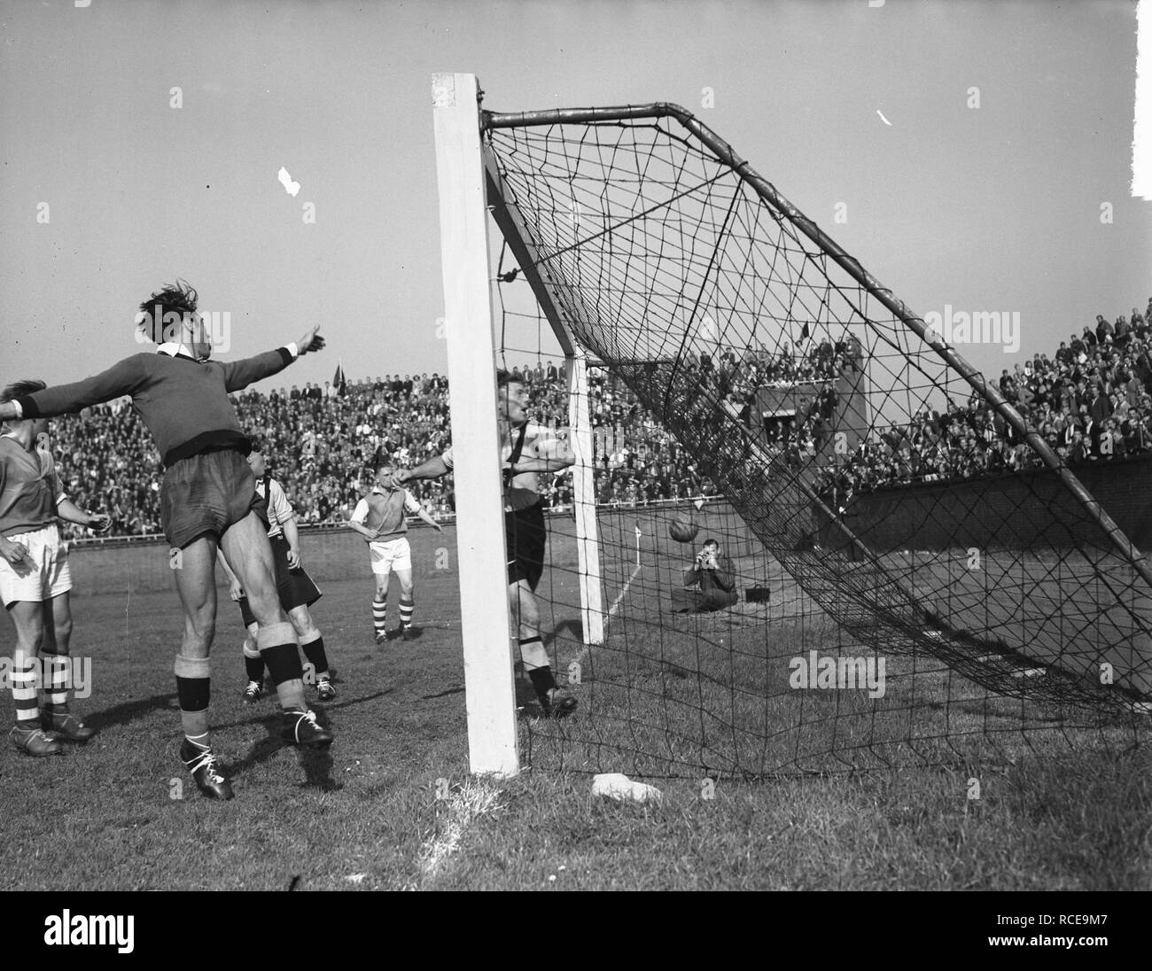 Ajax tegen Dos 2-1. Bestanddeelnr Doelpunt, 903-0241. Banque D'Images
