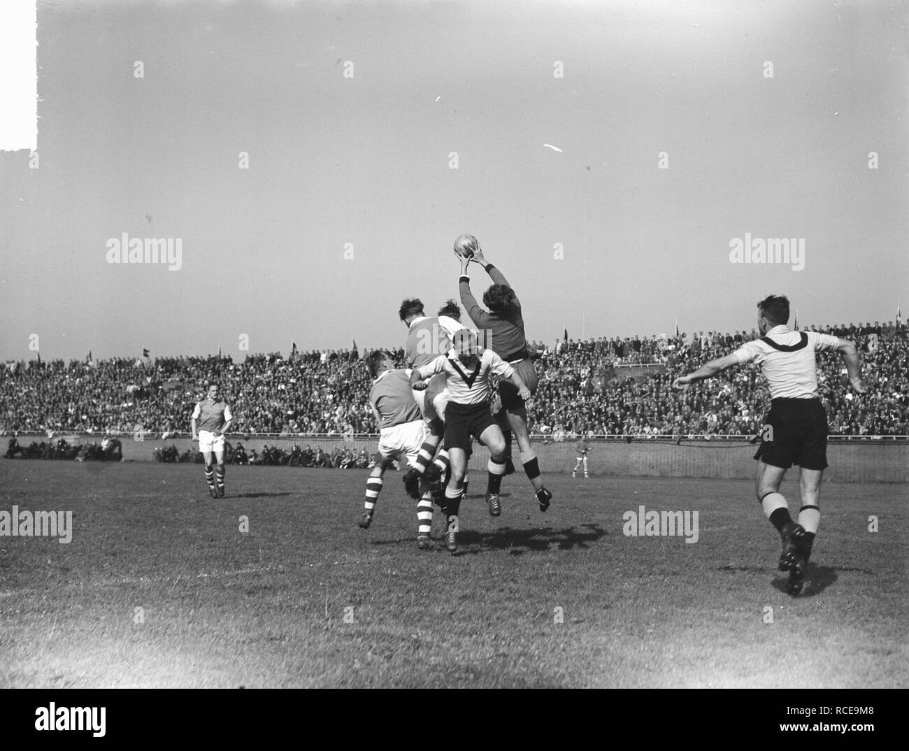 Ajax tegen Dos 2-1. Dos-keeper redt, Bestanddeelnr 903-0242. Banque D'Images