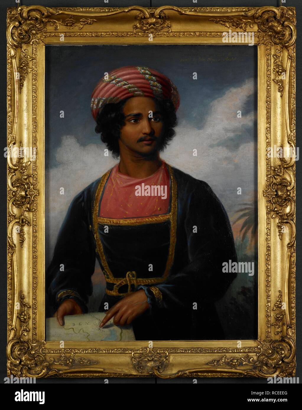 Portrait de Raja Ram Roy, fils de Raja Ram Mohan Roy, 1833 Un portrait de mi-longueur. Il porte un turban rose avec des touches de vert, jaune et blanc, une tunique bleue avec des garnitures d'or et une d'or rose-spotted sous-veste. Il est titulaire d'une carte du Bengale, dans sa main droite et se dirige avec sa gauche à Calcutta et le Bengale occidental. Raja Ram Roy est une figure quelque peu mystérieux. Il semble avoir été un orphelin musulman adopté par Raja Ram Mohan Roy (1772-1833). Il accompagne son "père™ en Angleterre en 1831 et était présent lors de sa mort à Stapleton Grove près de Bristol le 27 septembre 1833. Au cours de cette période le Raja Banque D'Images
