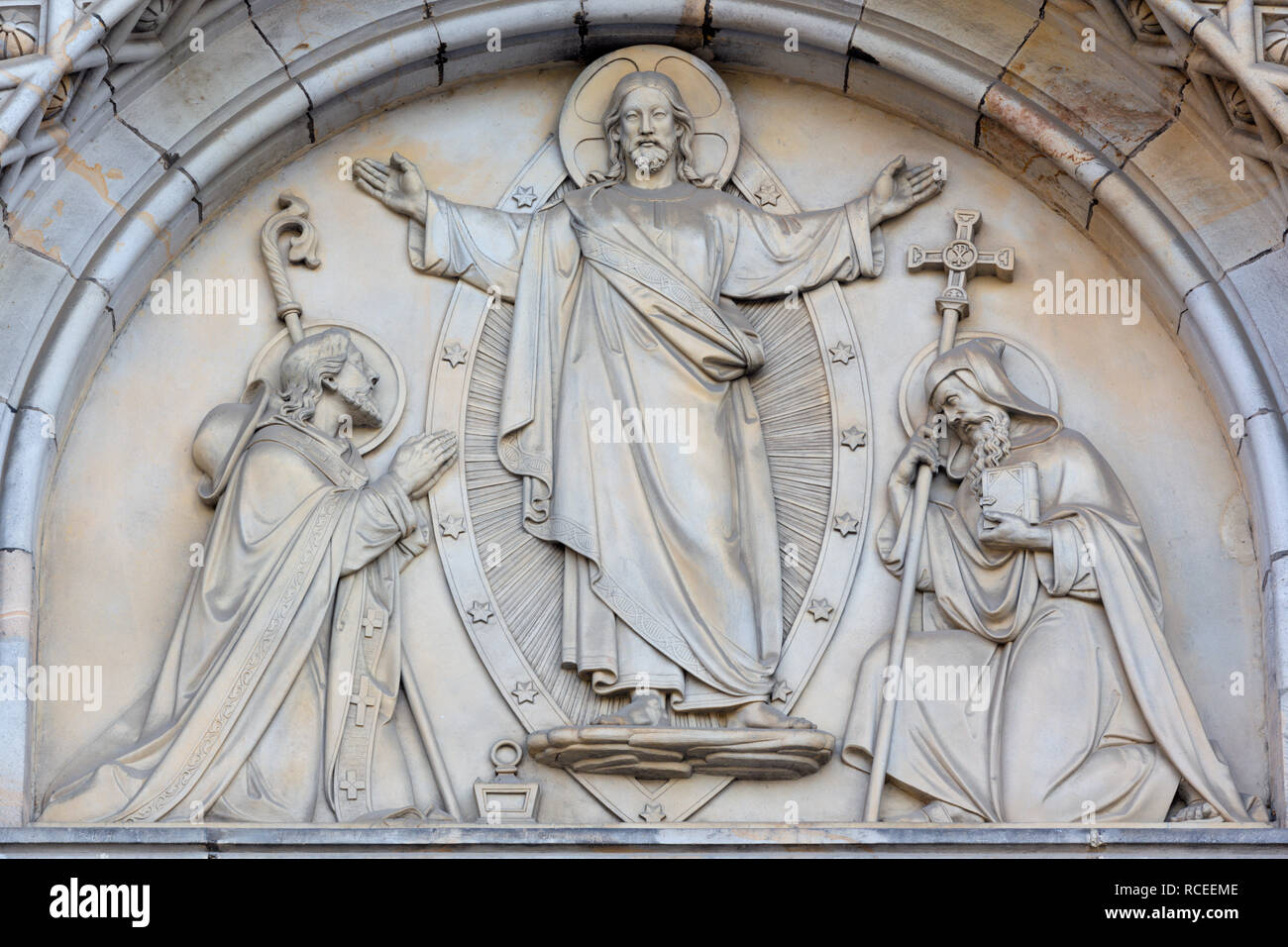 PRAGUE, RÉPUBLIQUE TCHÈQUE - le 17 octobre 2018 : Le relief de Jésus et st. Cyril et Metodius sur le portail de l'église kostel Svatého Cyrila Metodeje Banque D'Images